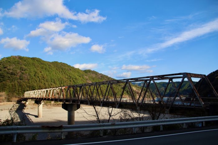 年季の入った橋。この先は吉野・大峯と熊野三山を結ぶ修験者の修行の道につながっているらしい。