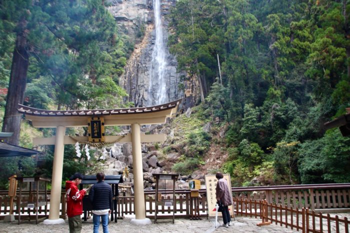 滝の目の前というか、滝そのものと言ってもよい飛瀧神社。